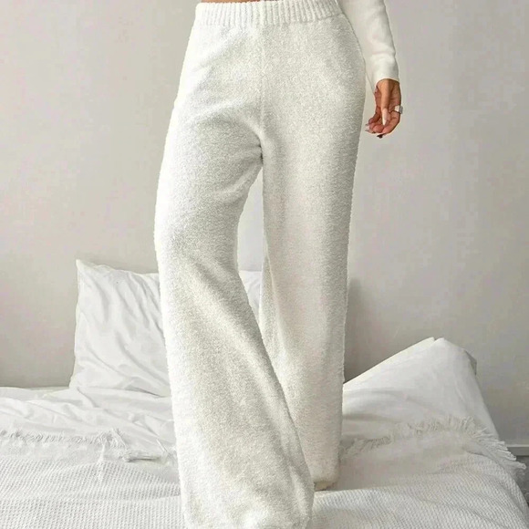 White Casual Women's Comfy Fuzzy Sweater Pant With Pockets - Picture 3 of 6